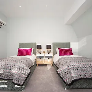 https://spacious-georgian-coach-house-with-parking-tch.tophotelsbath.com