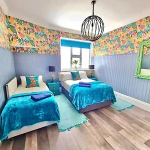 https://yellow-lemur-apartment.tophotelsbath.com