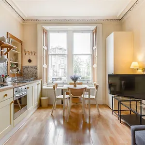 Spacious & Unique 1 Bed With Wifi Apartment